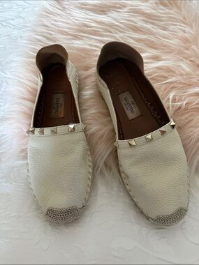 Valentino Ivory Leather Studded Espadrille Flats
sz 39(Us 8)